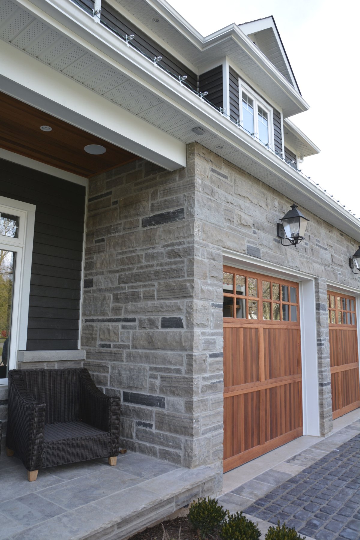 Сайдинг со вставками под камень