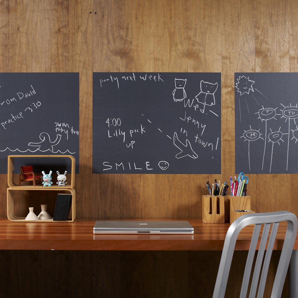 Рамка для грифельной доски на стене