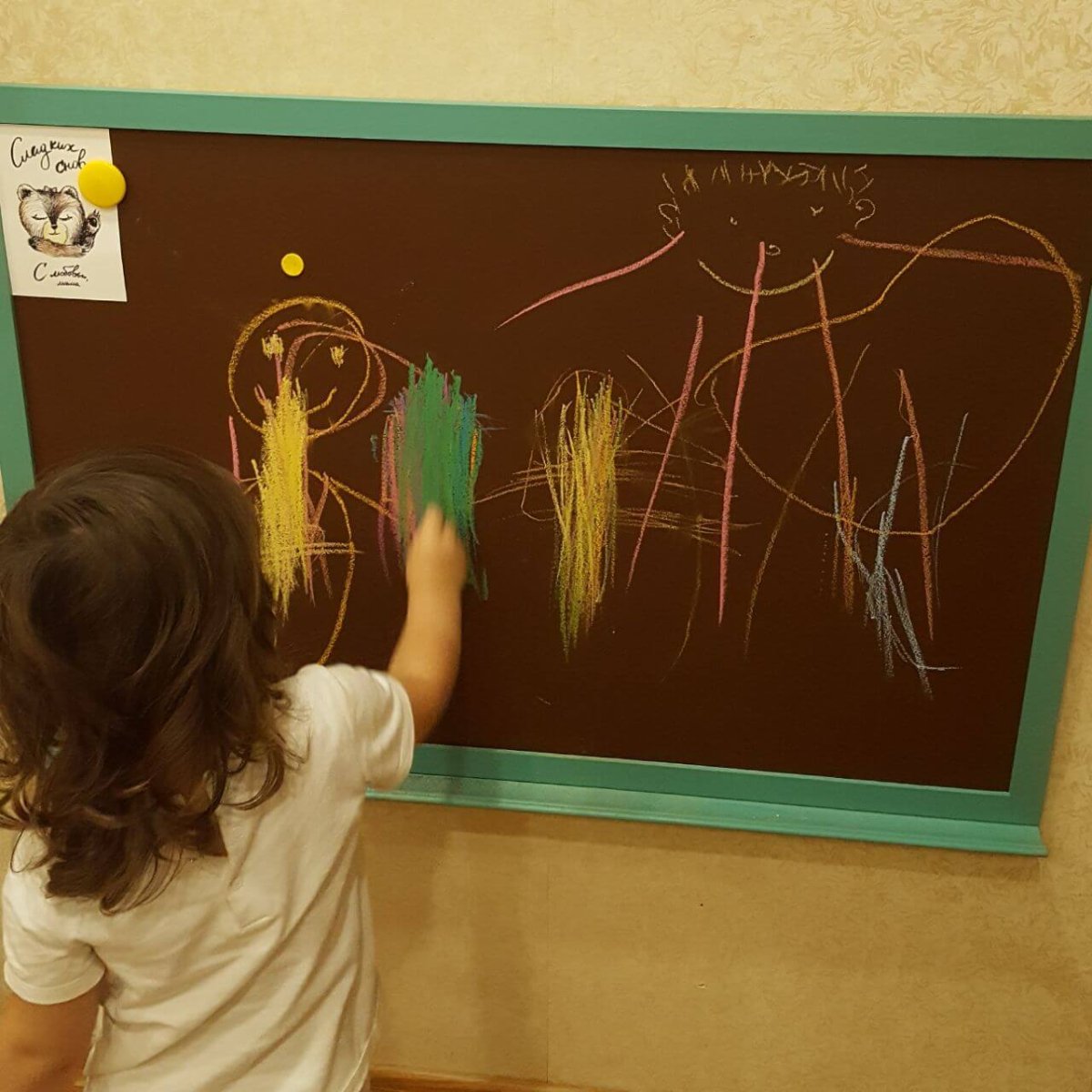 Детская комната с доской для рисования