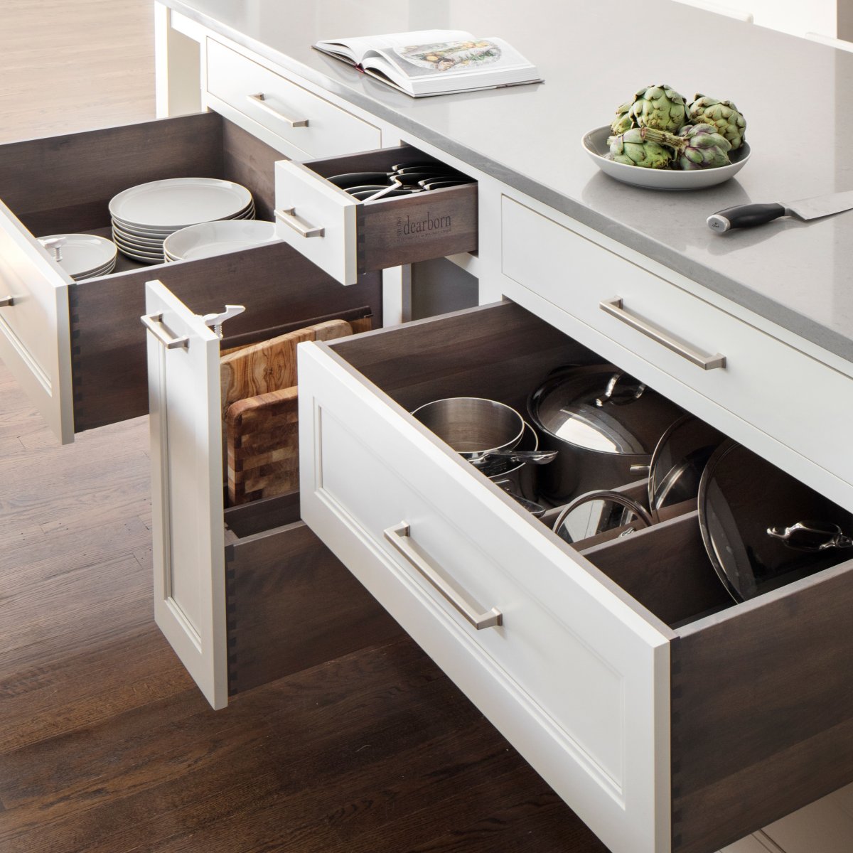 Островок на кухне с выдвижными ящиками