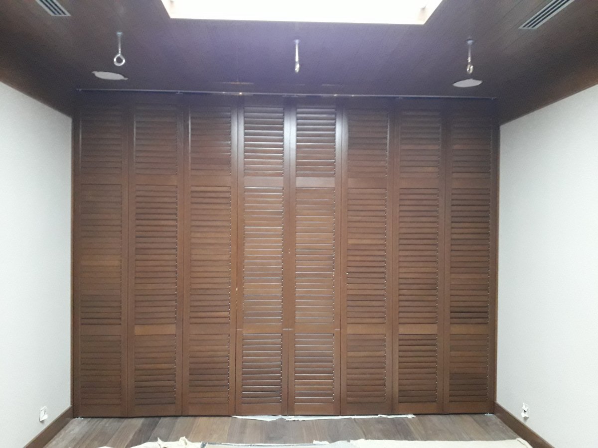 Жалюзийные двери покрыты маслом цвет палисандр