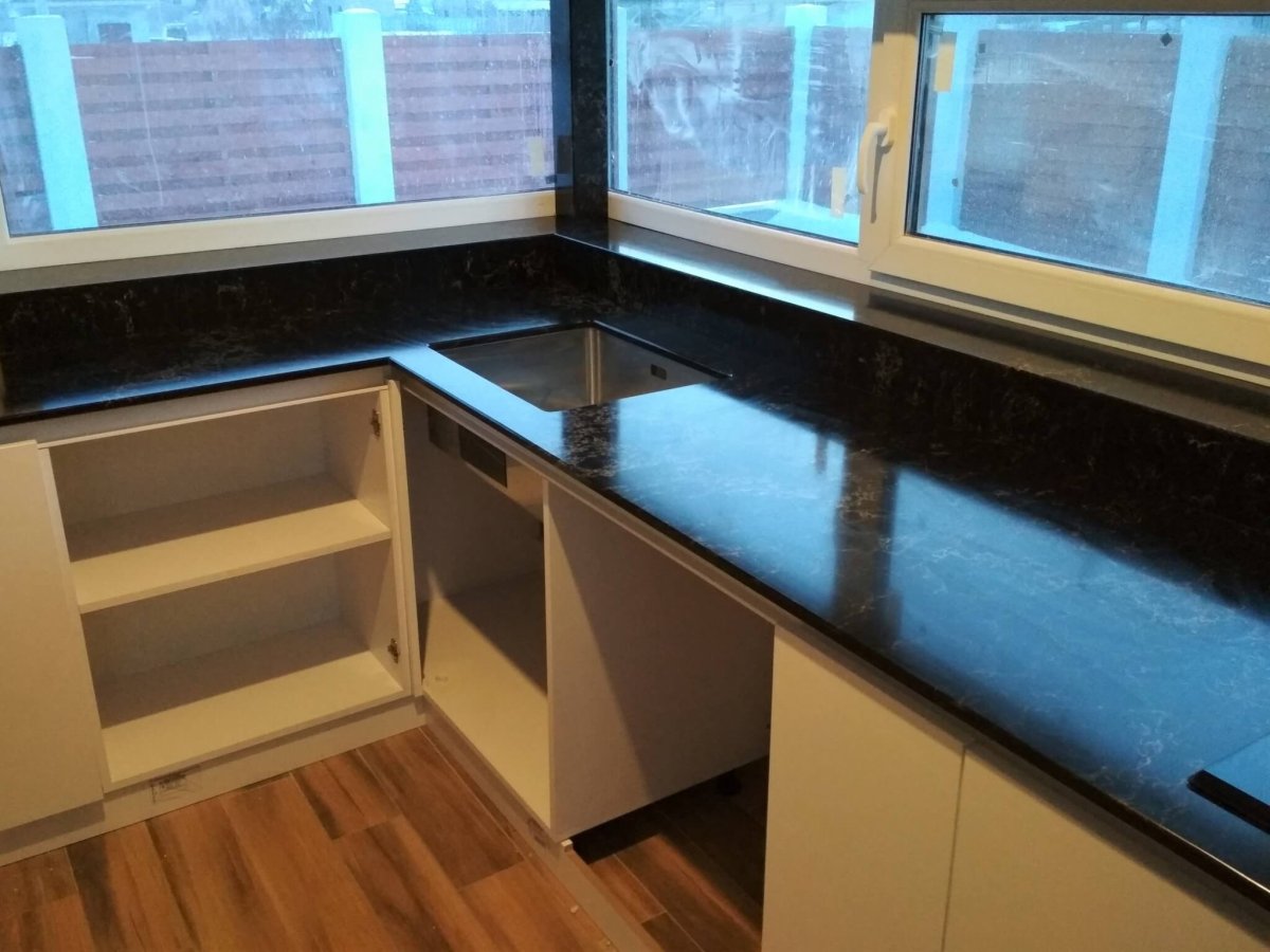 Столешницы вместе с подоконниками на кухне