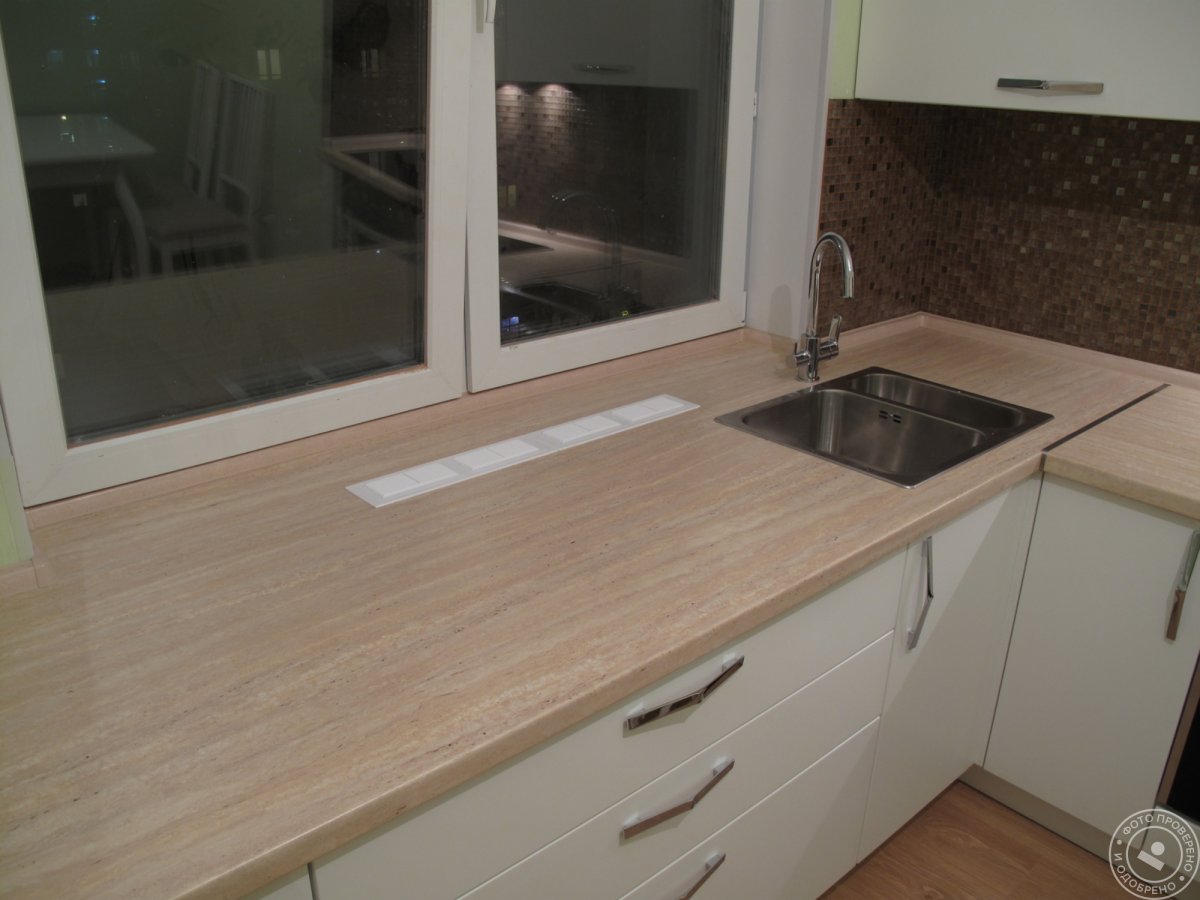 Стык столешницы и подоконника