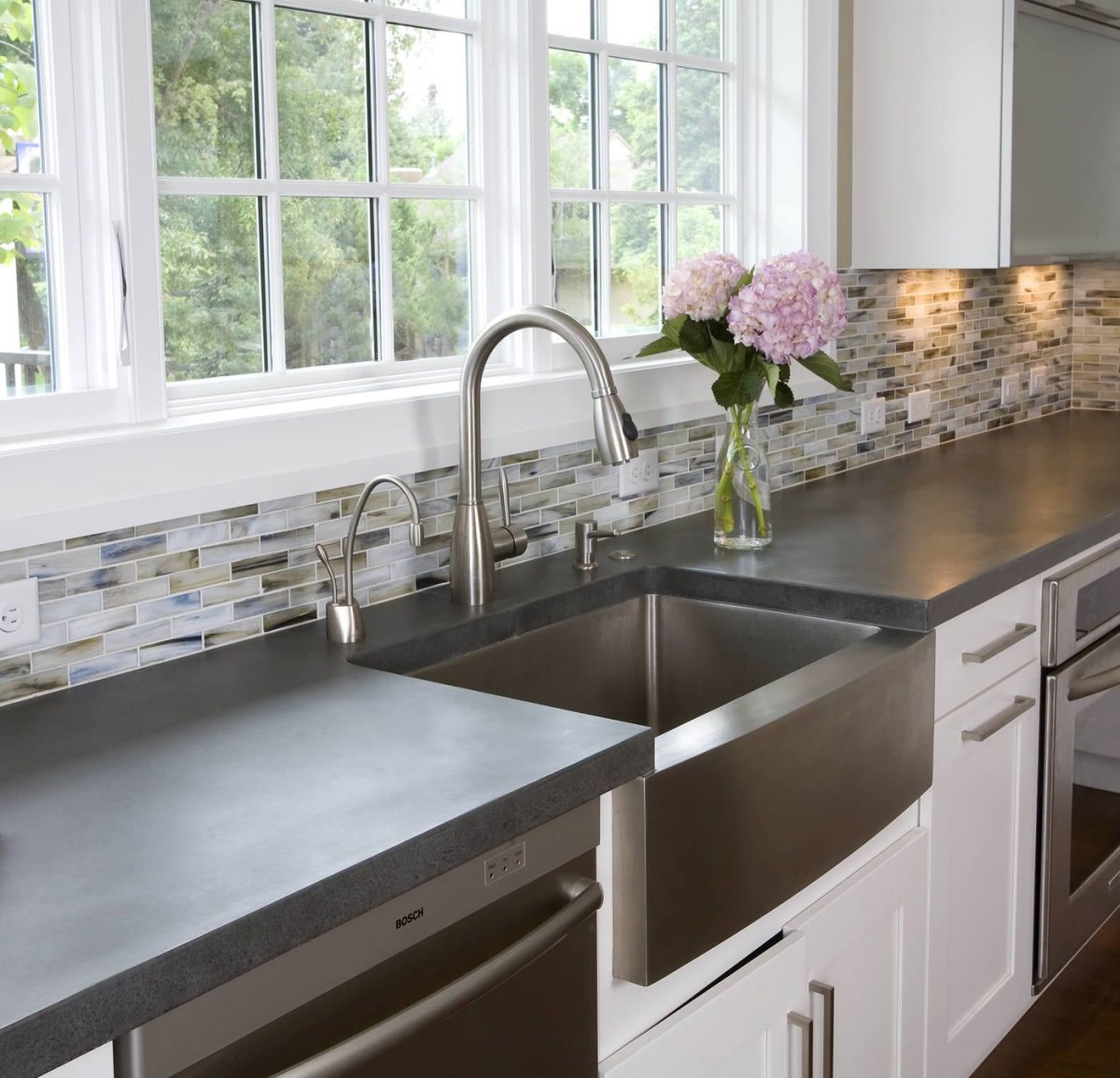 Кухонная столешница переходящая в подоконник