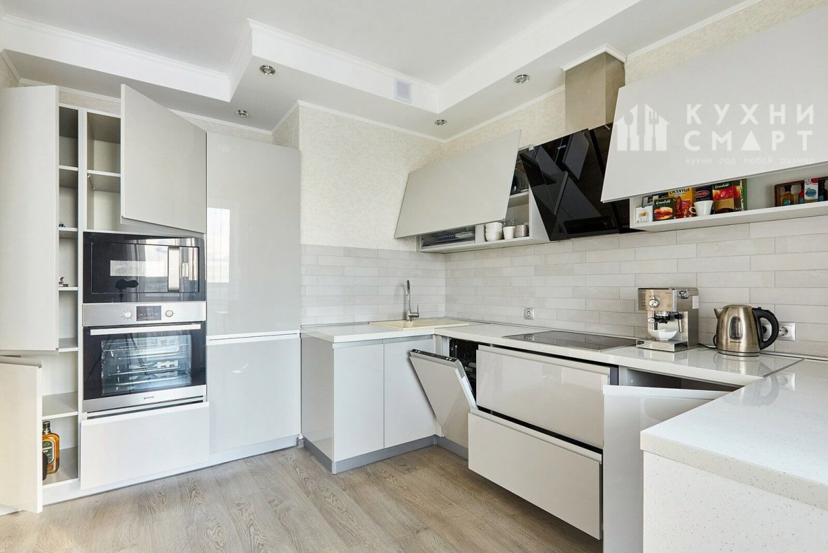 Угловая кухня с барной стойкой