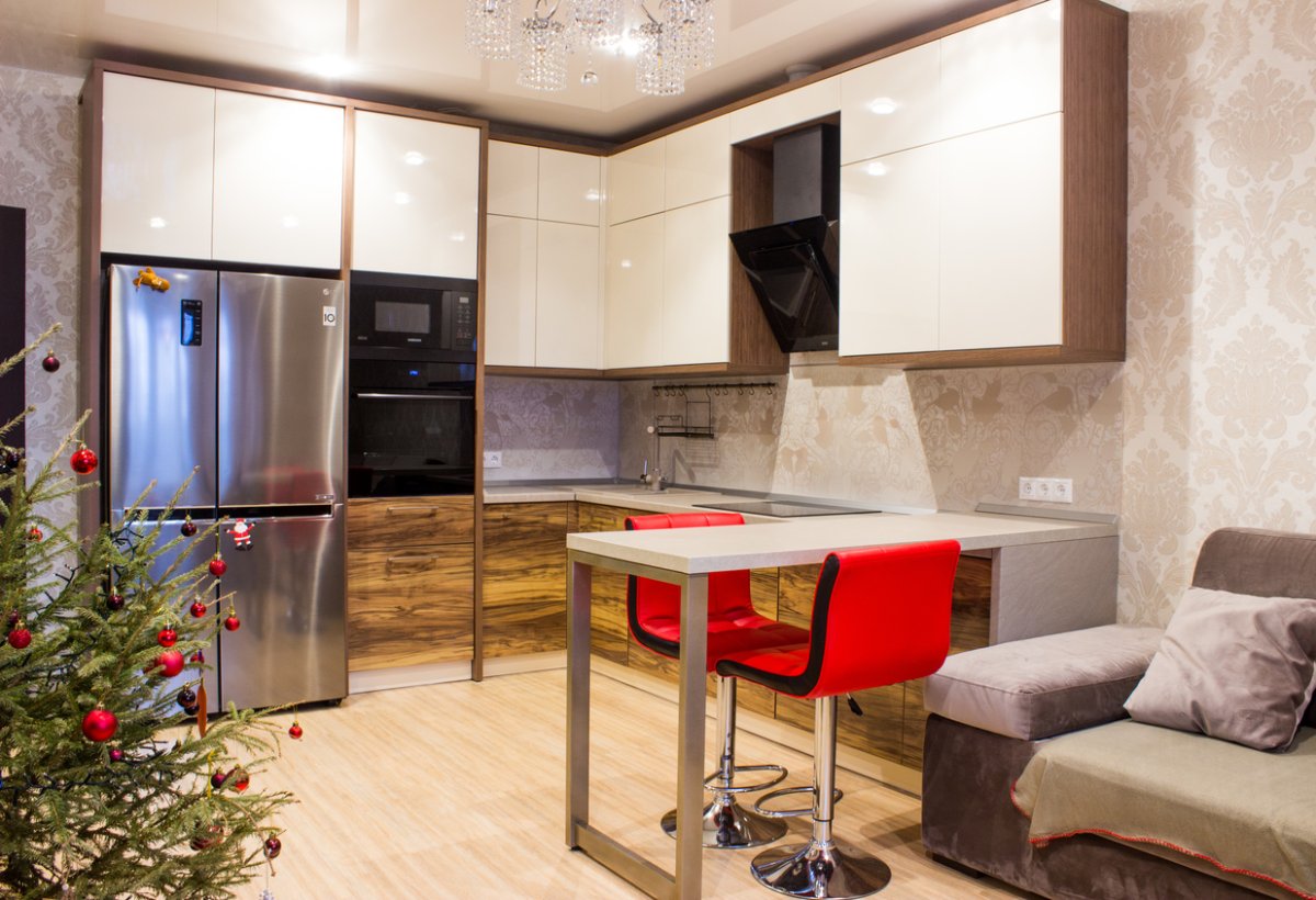 Маленькая угловая кухня в студии