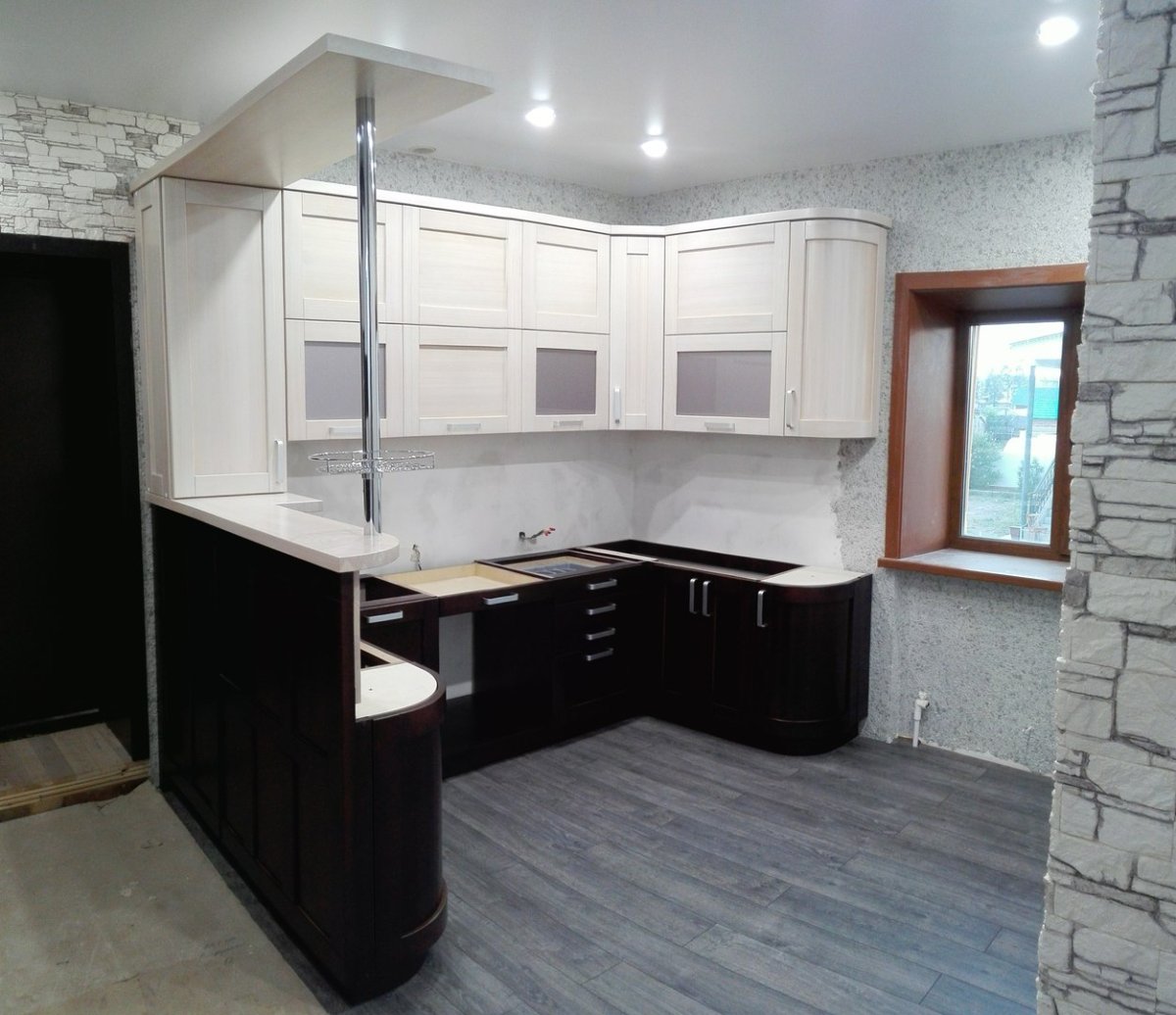 П-образная кухня с барной стойкой