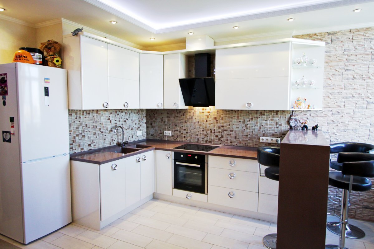 П образная кухня с холодильником