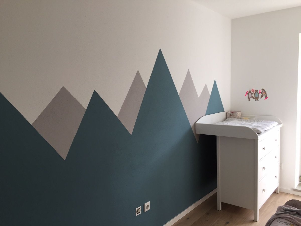 Геометрические фигуры на стене в детской