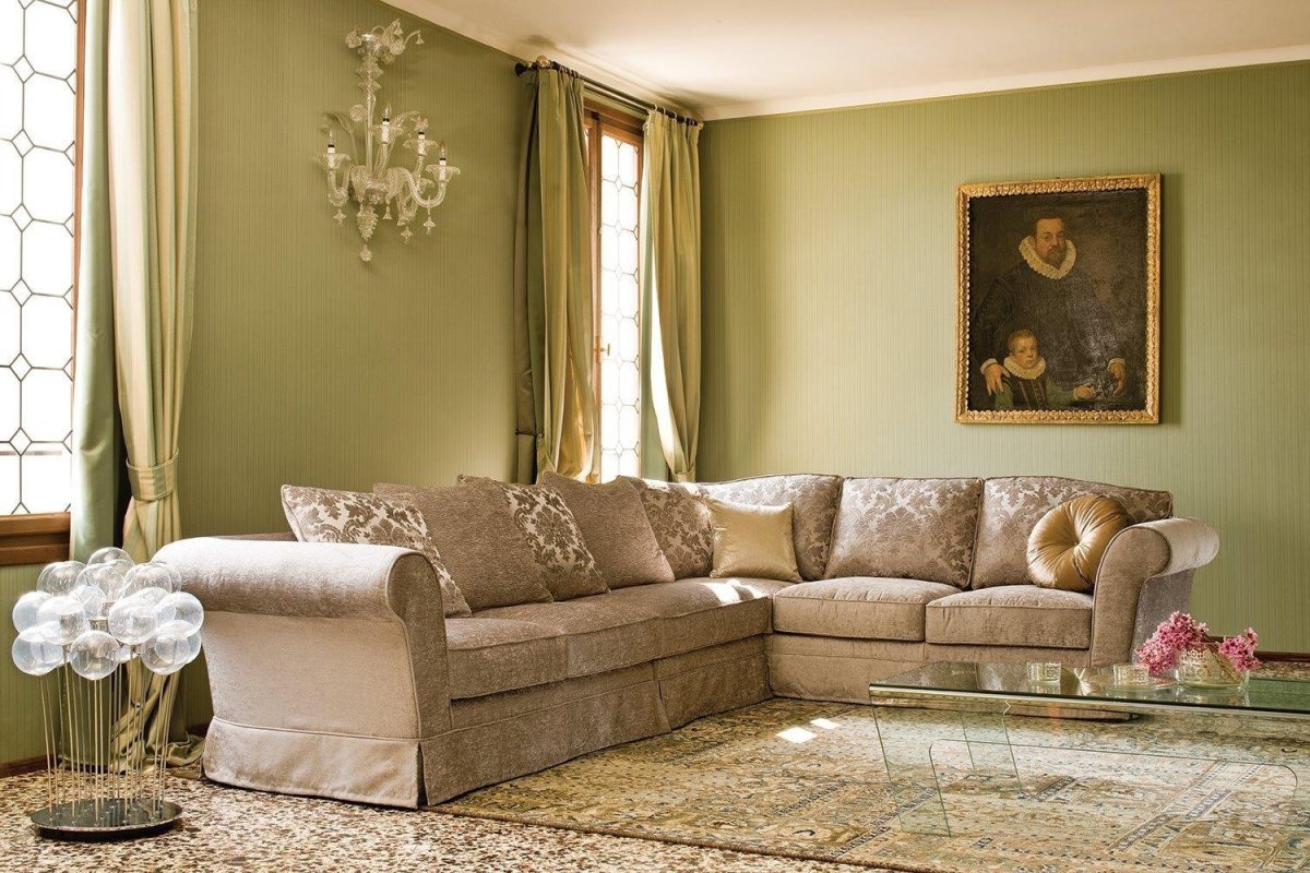 Угловой диван в обивке классического стиля