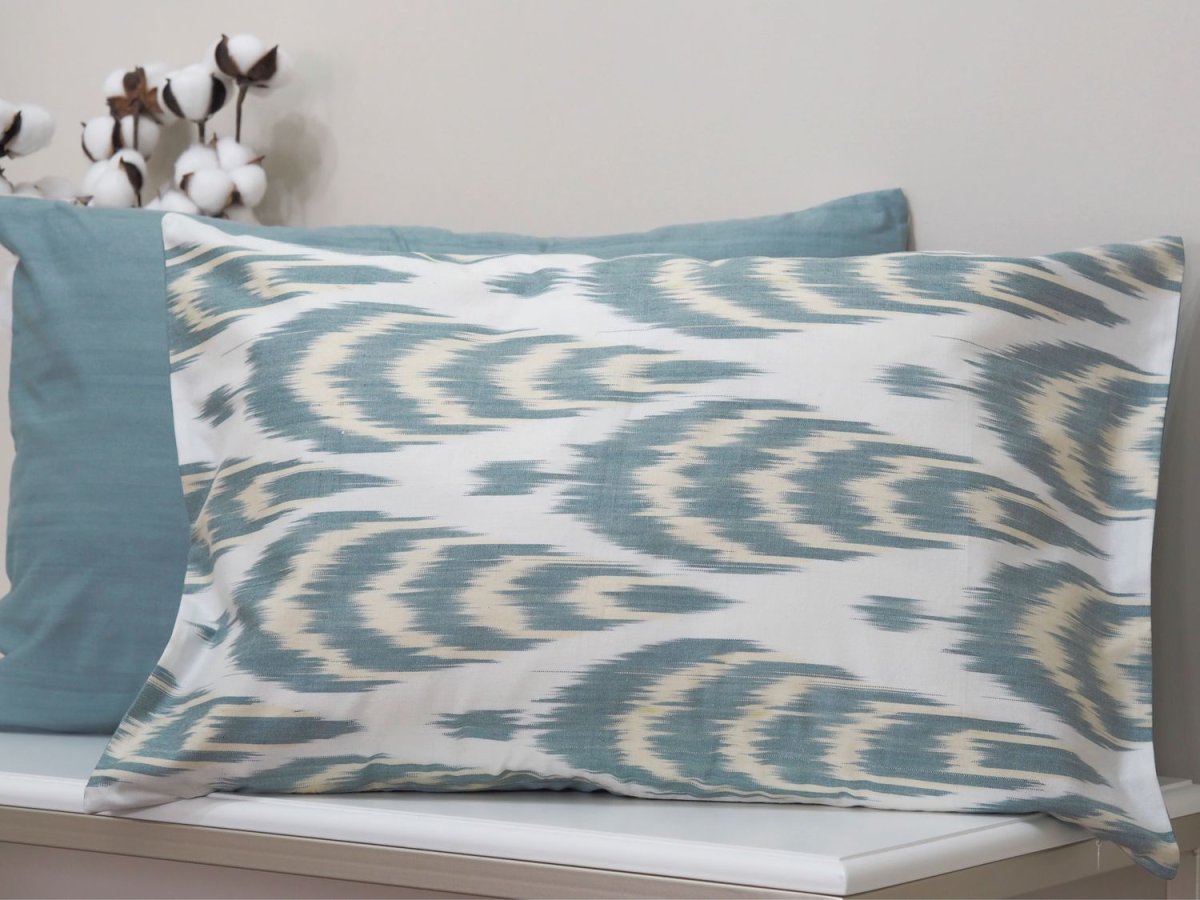 Синий ковер в сочетании с диваном горчичного цвета