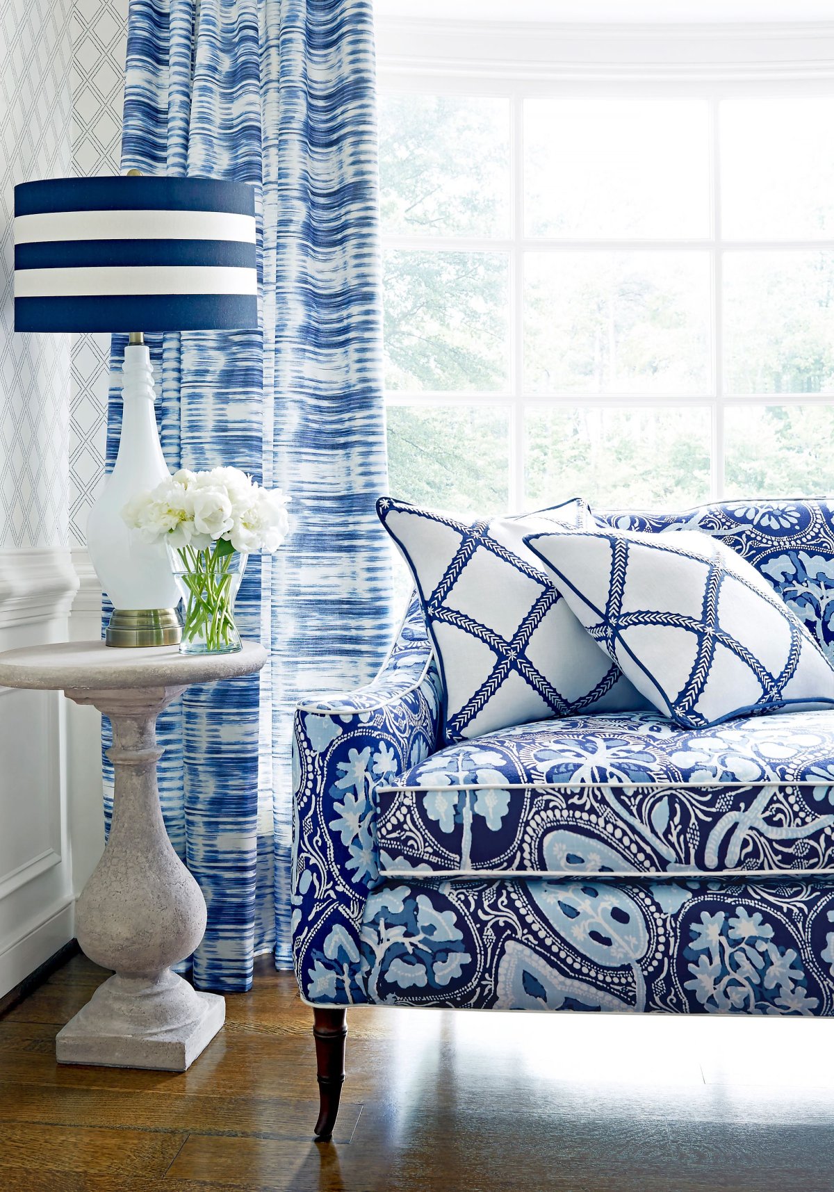 Синий ковер с узбекским орнаментом в интерьере