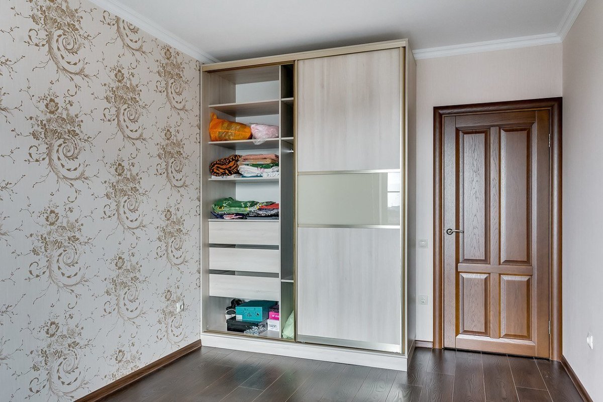 Встроенный шкаф- купе со шкафом для посуды