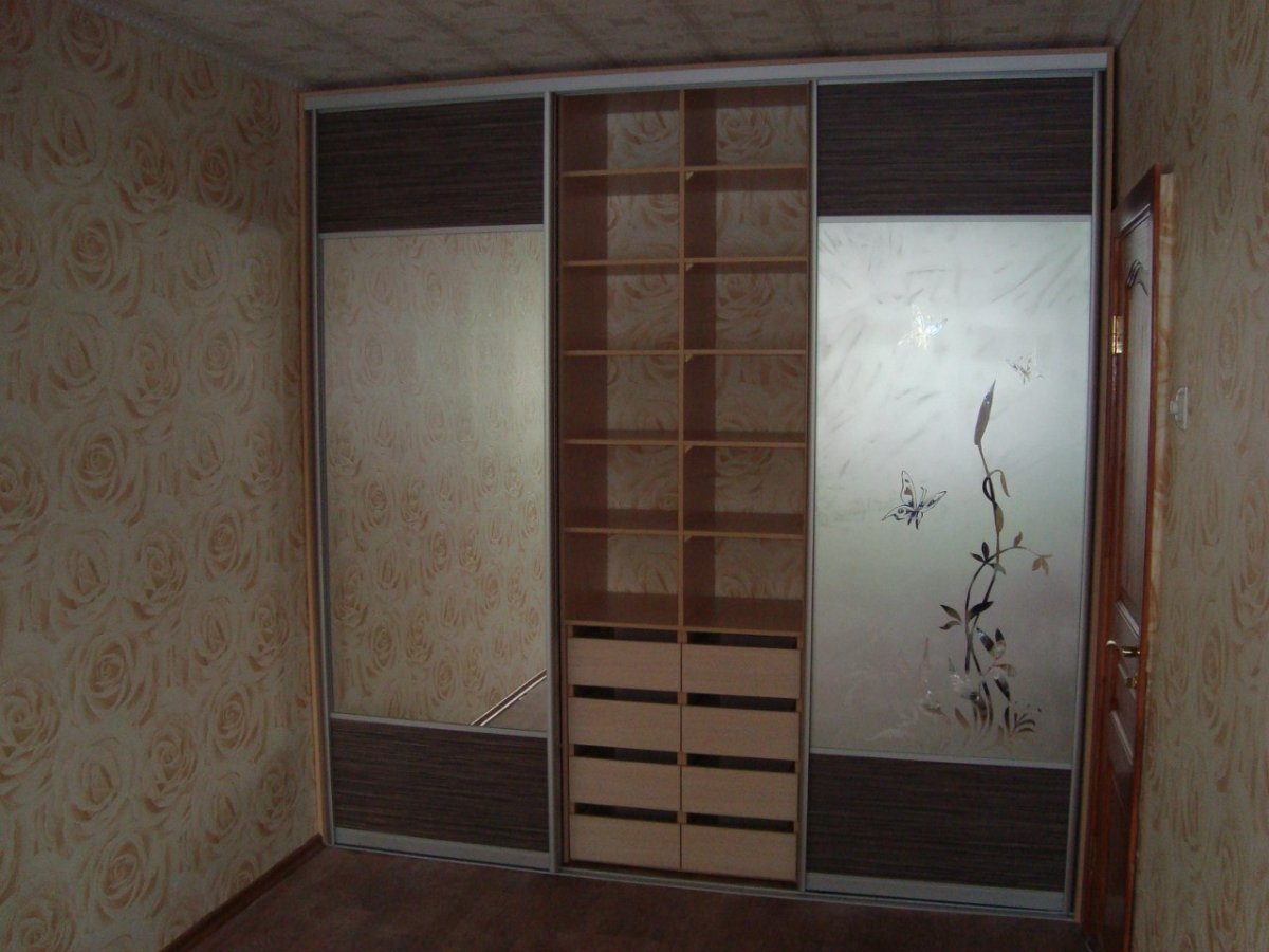 Шкаф купе с выдвижными ящиками