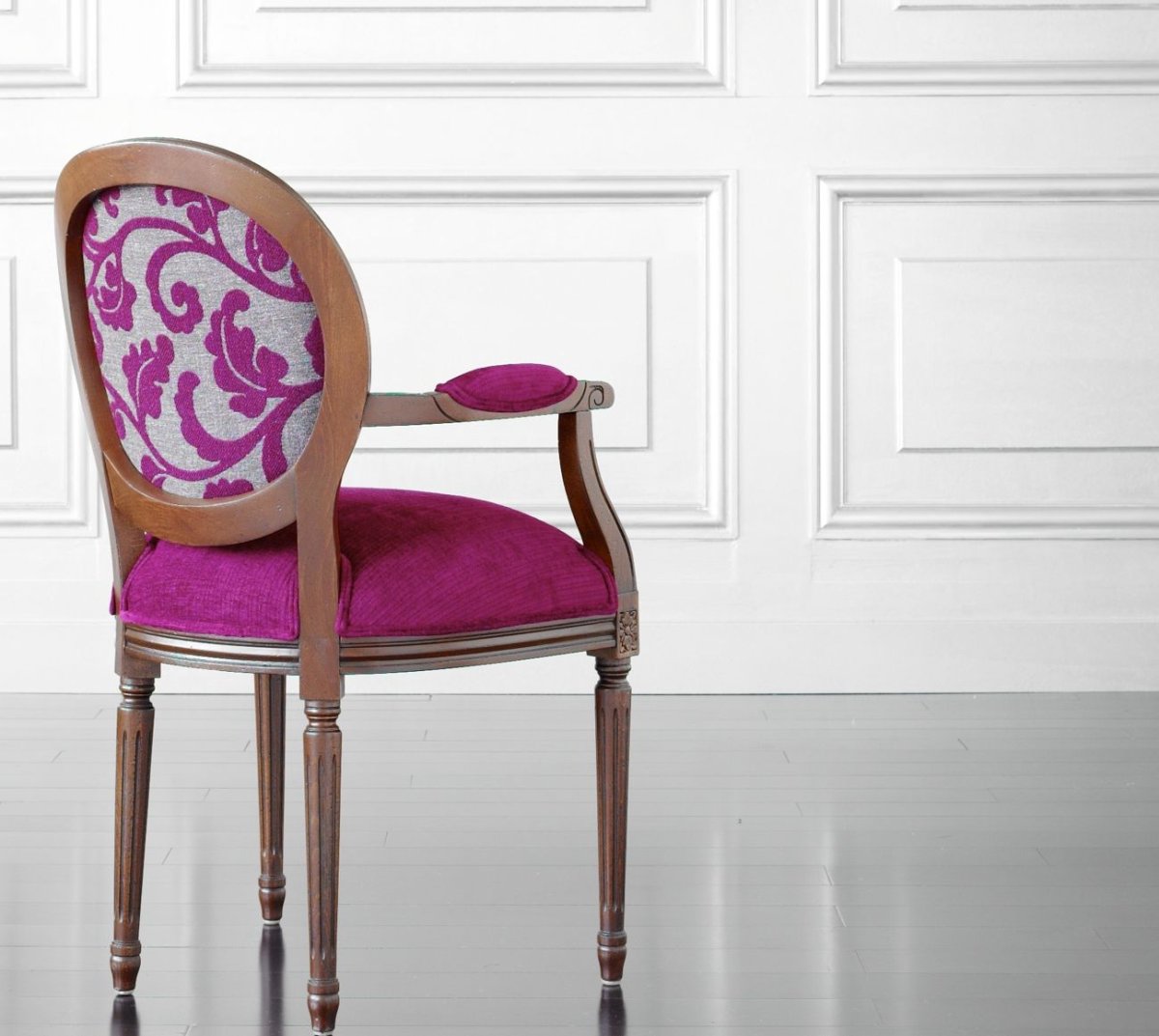 Яркие стулья в интерьере