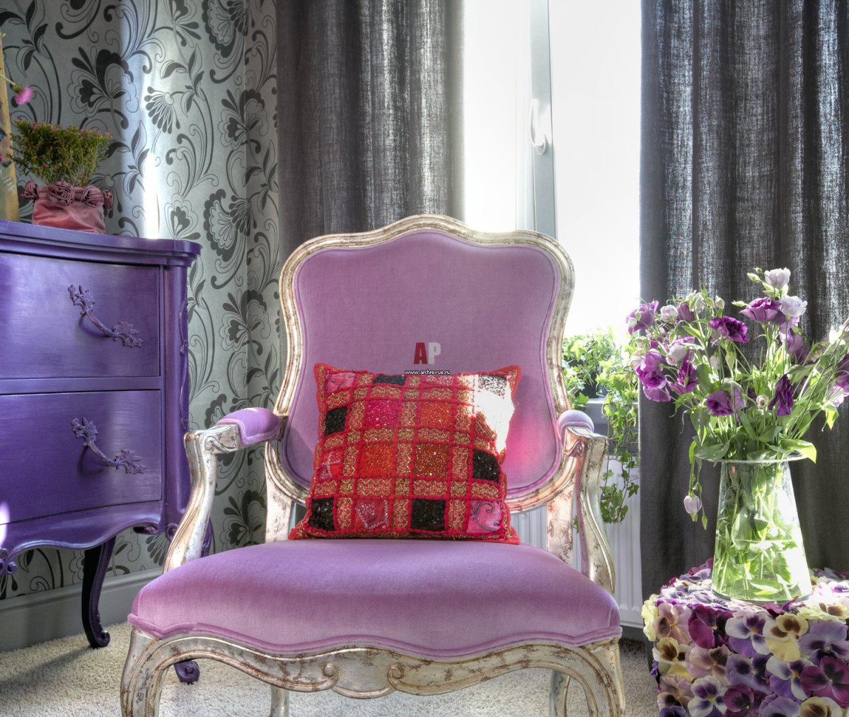 Лиловое кресло в интерьере