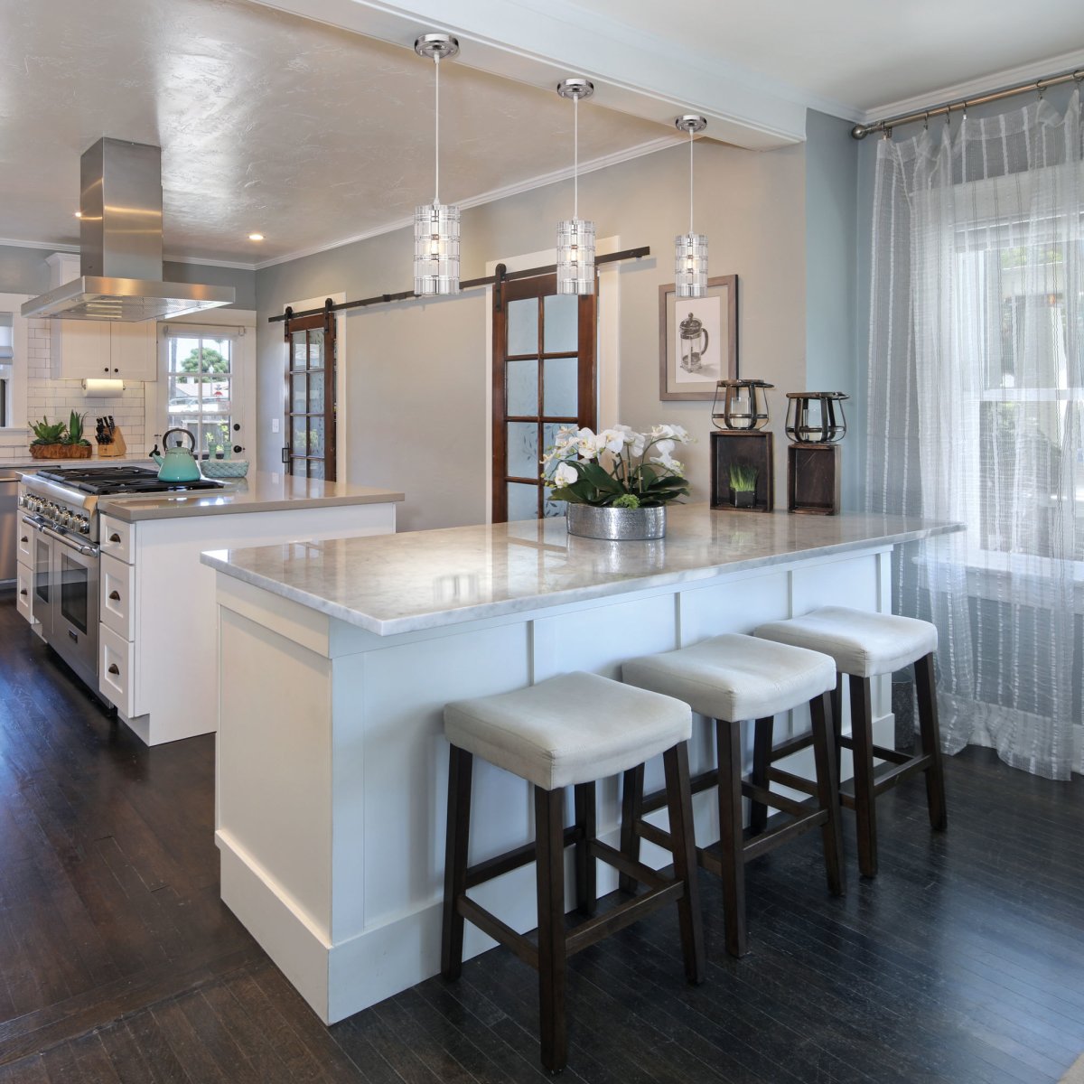 Лампы над барной стойкой