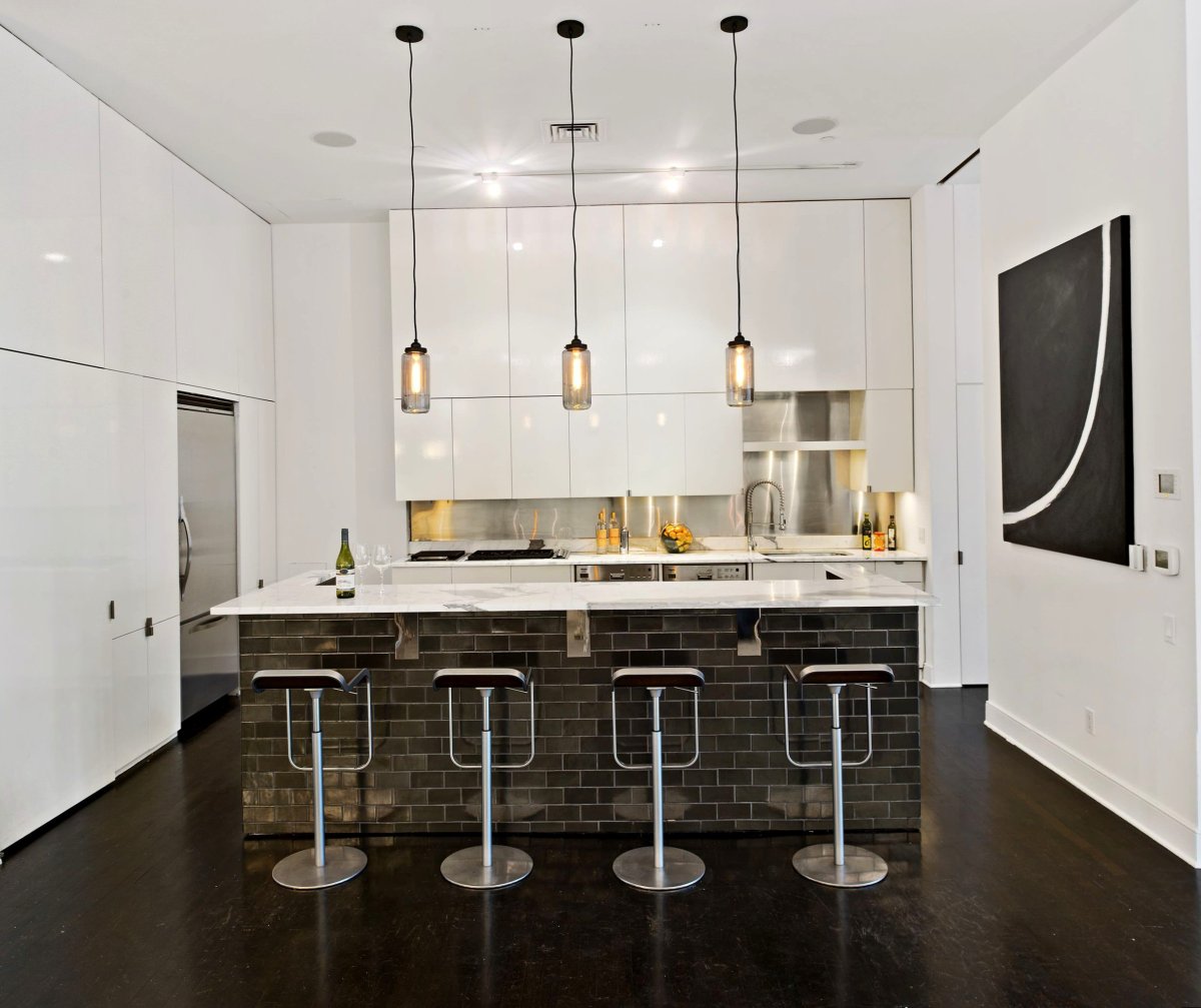 Светильники над барной стойкой в кухне