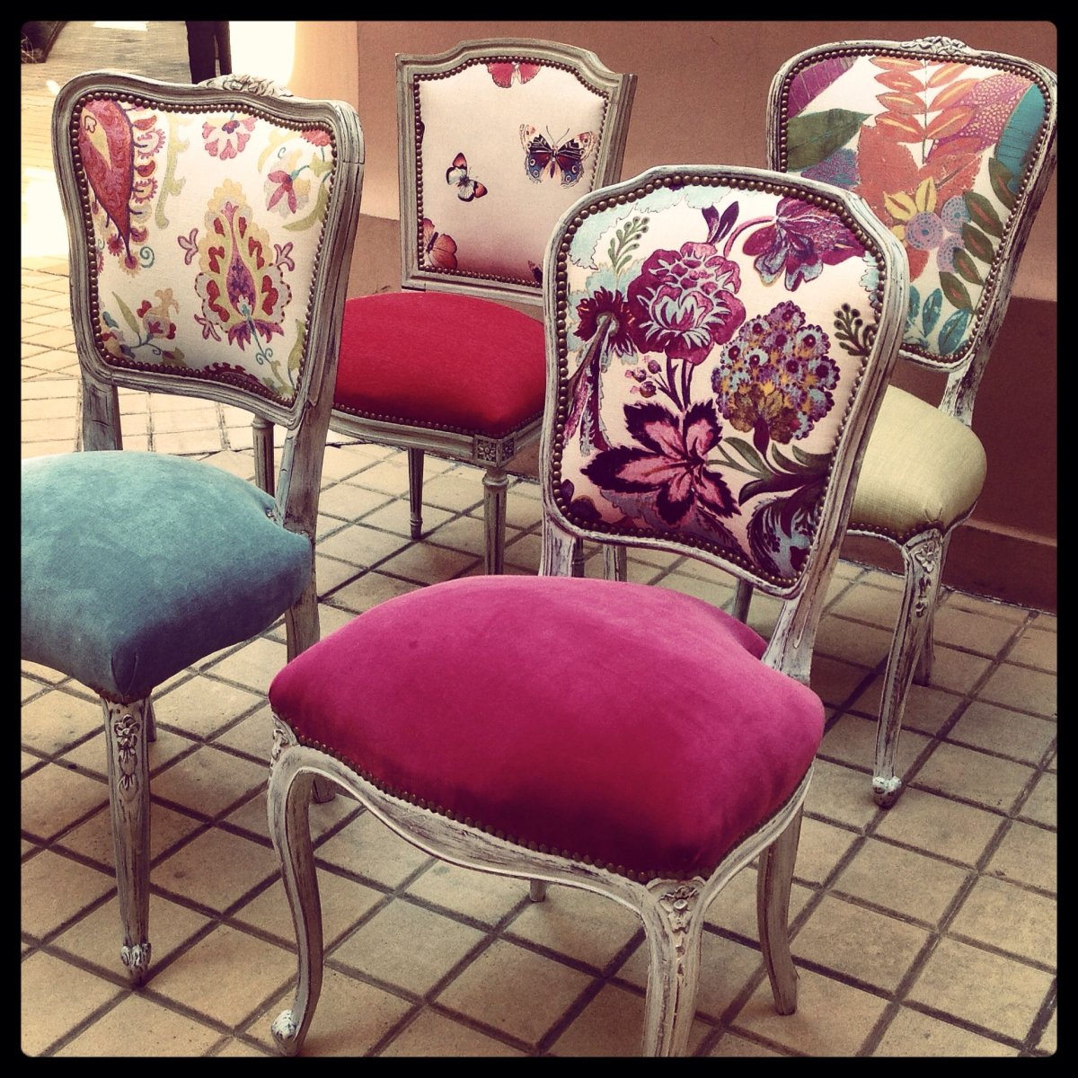 Розовые стулья в интерьере