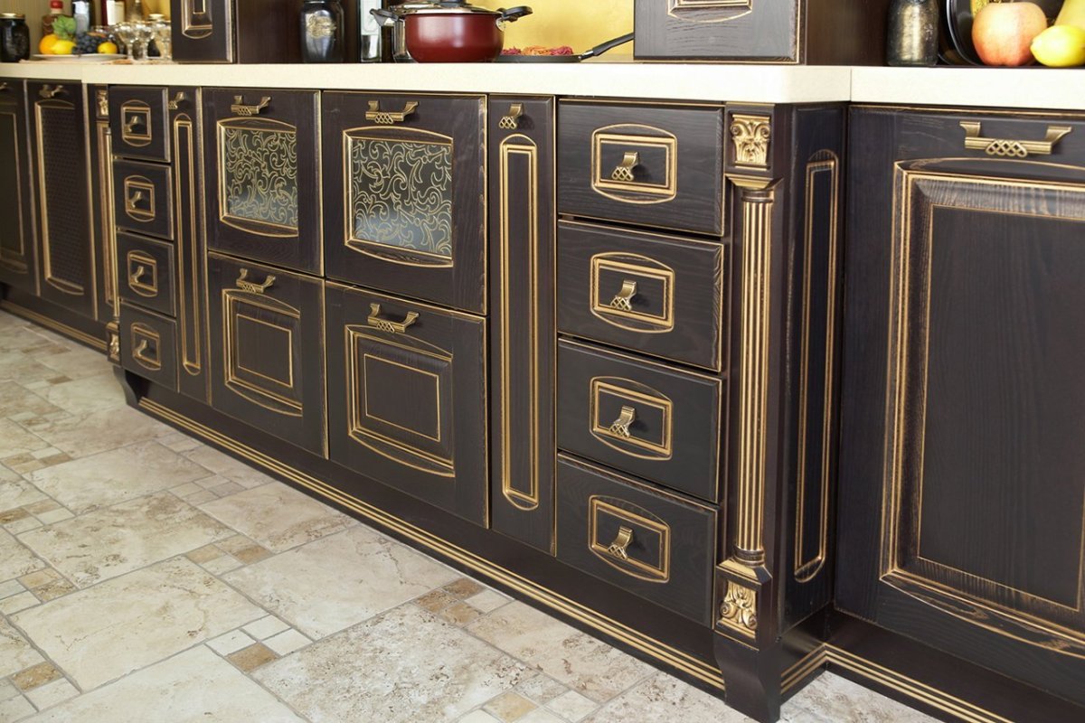 Кухня черная с золотом