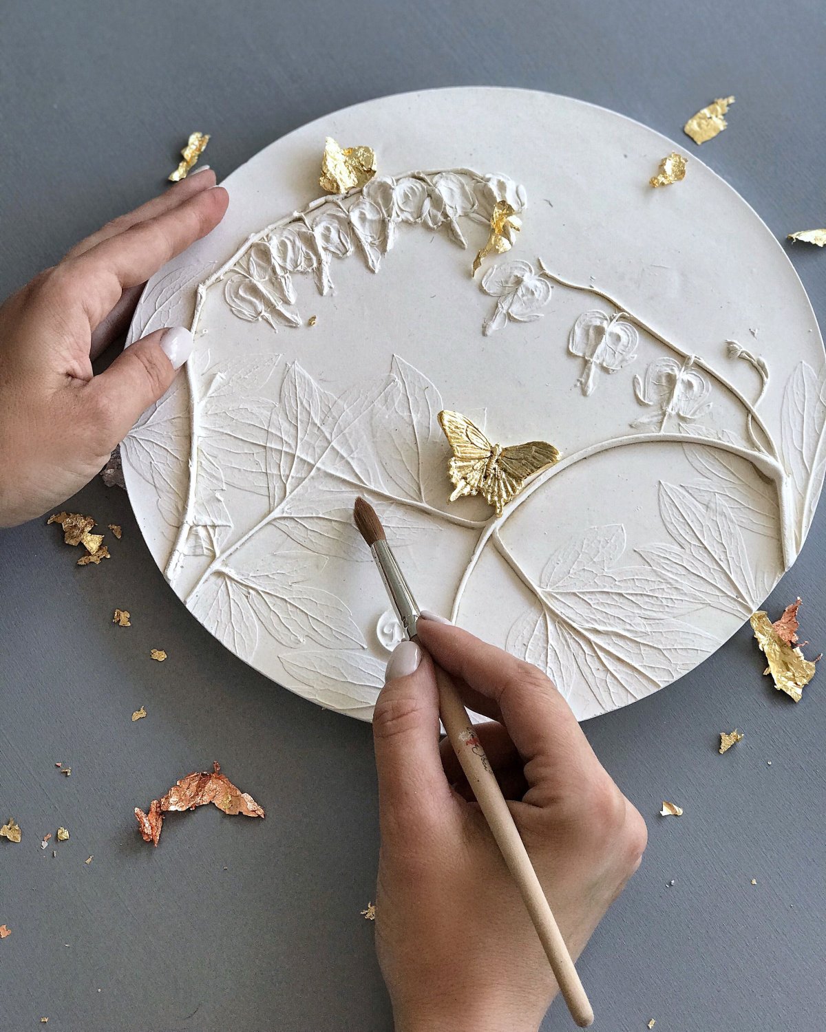 Часы из ботанического барельефа