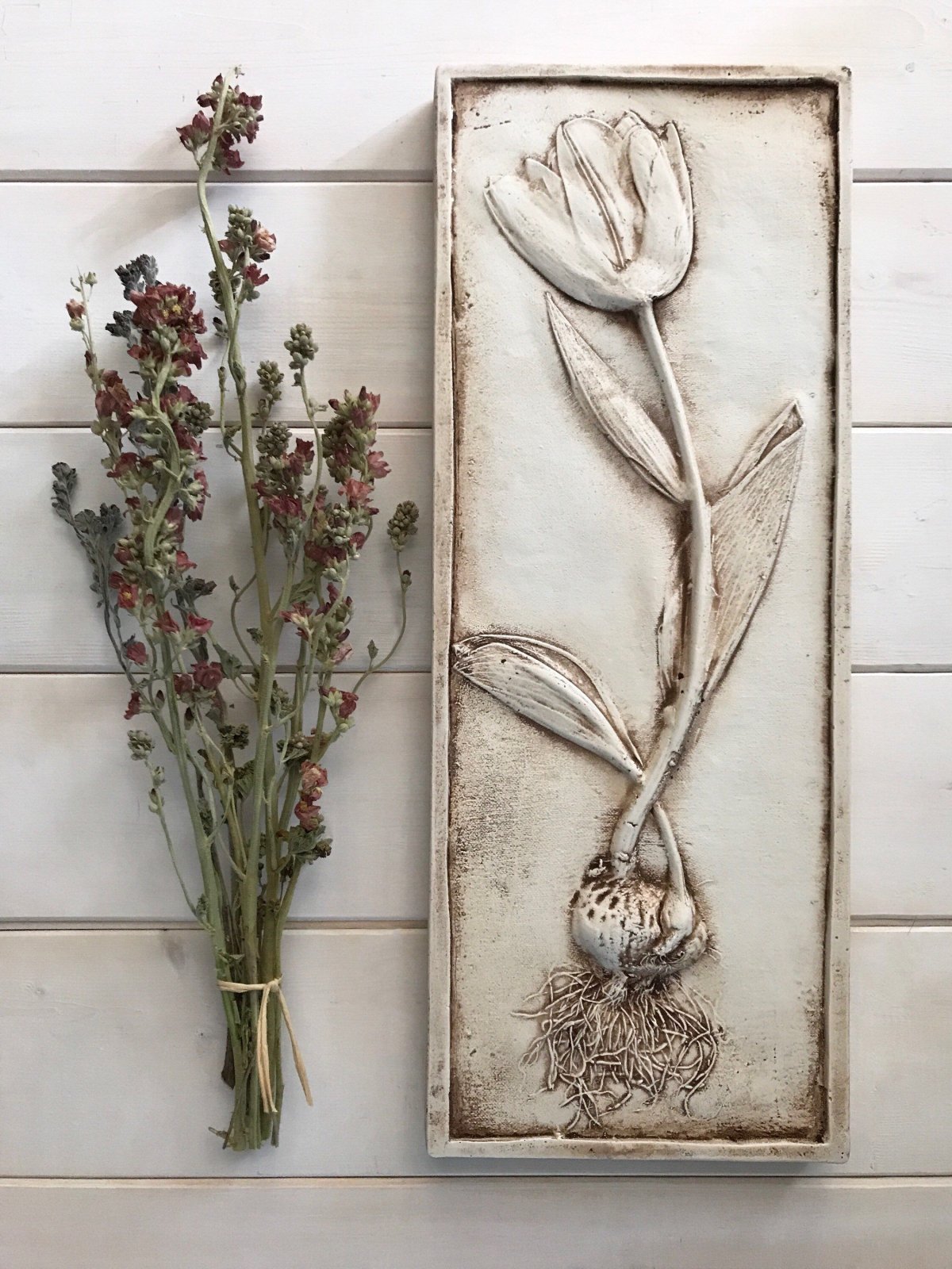 Ботанический барельеф в интерьере