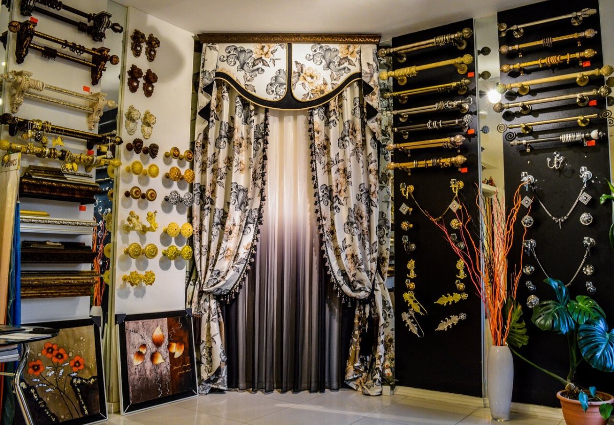 Витрина со шторами