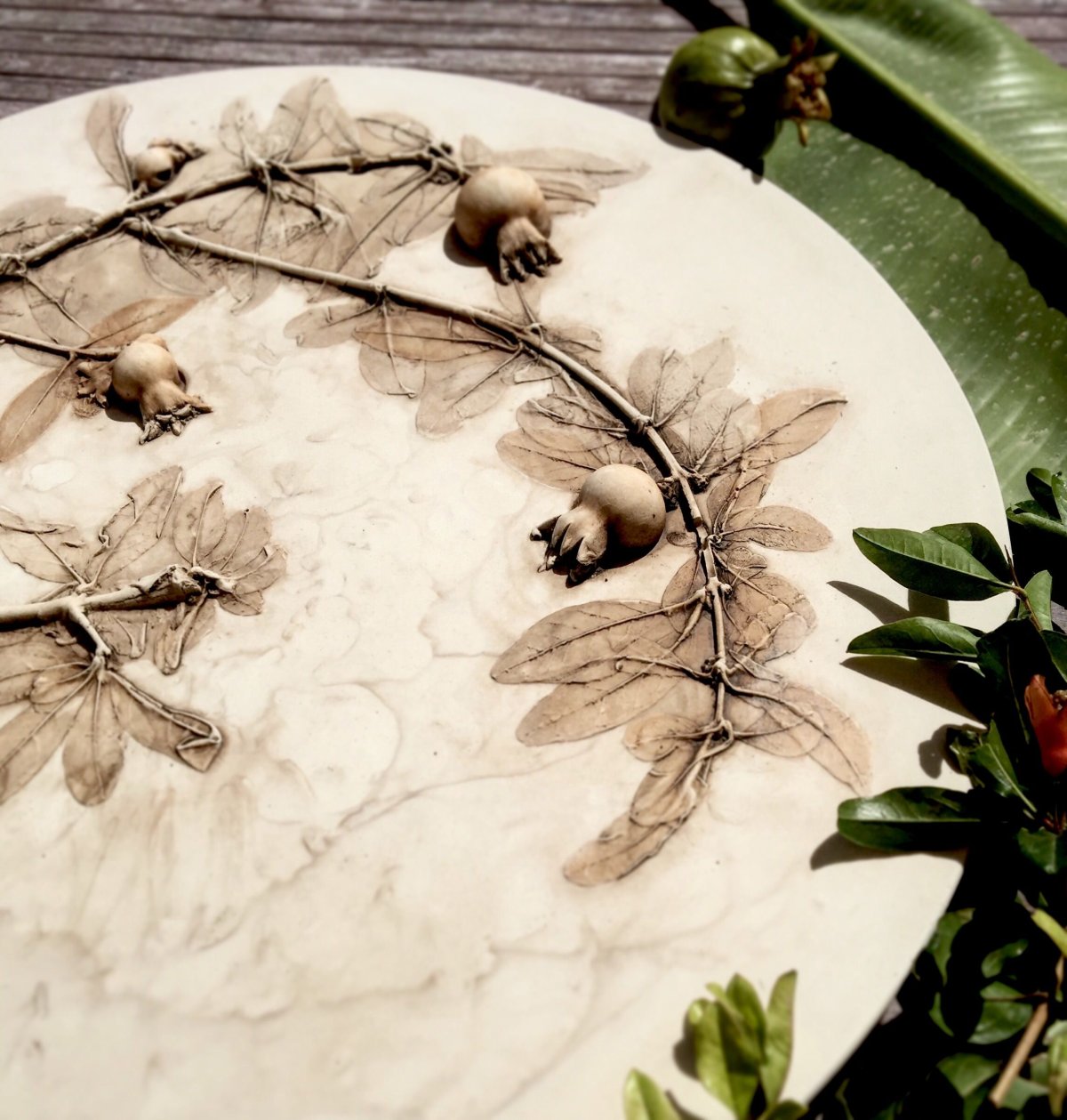 Ботанический барельеф часы