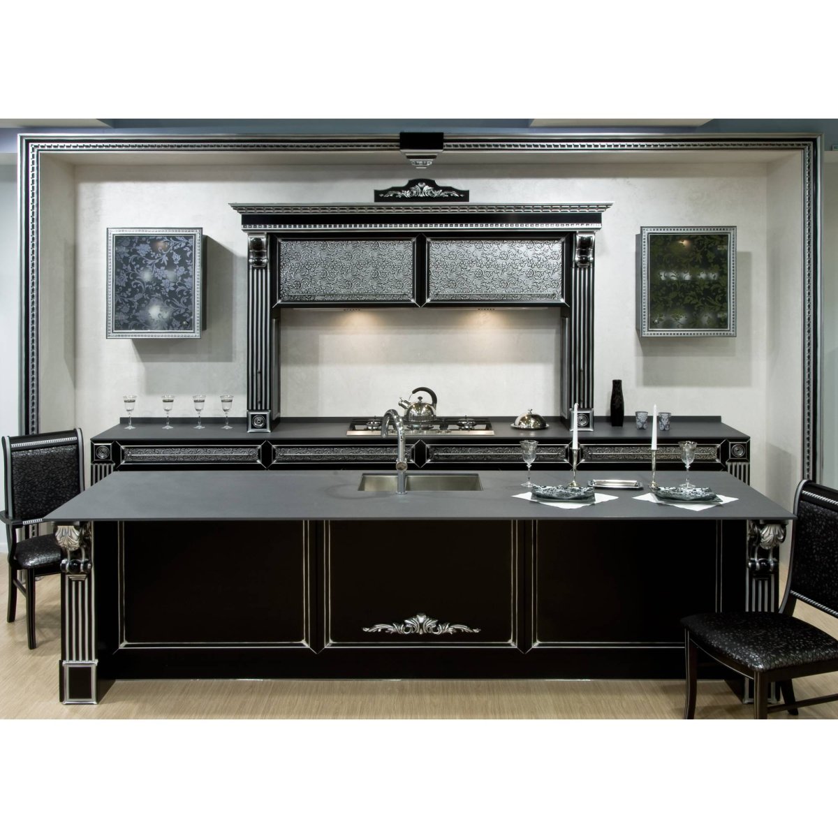 Кухня черная с золотом