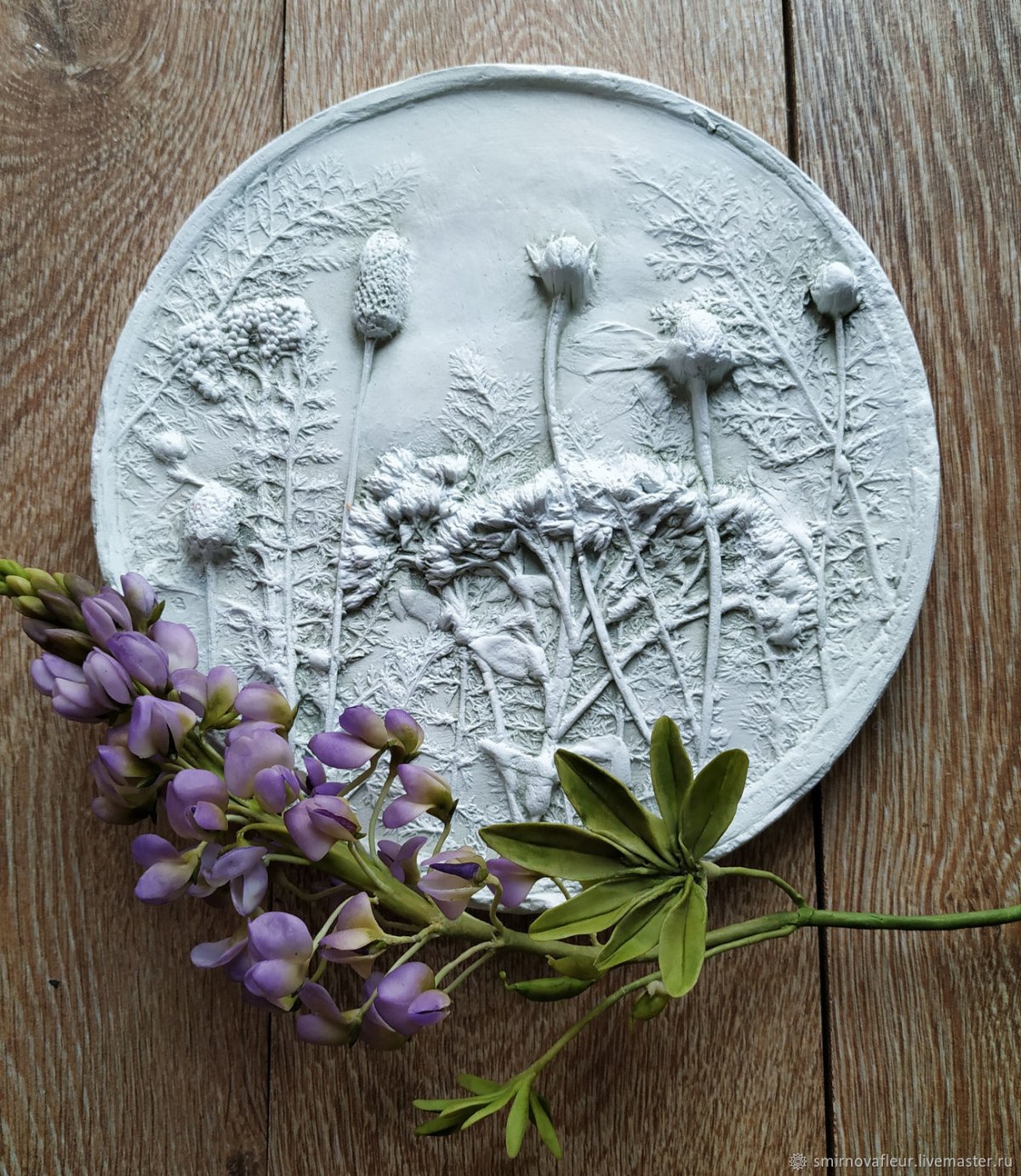 Ботанический барельеф морозник