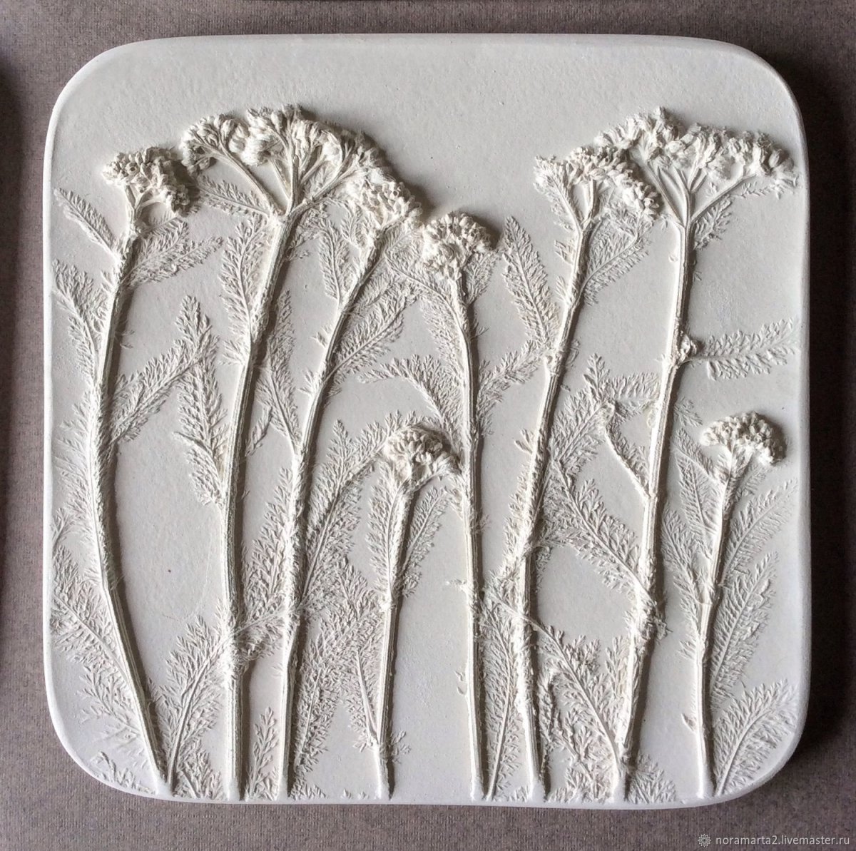 Ботанический барельеф гипс