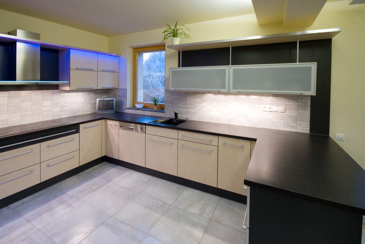 Кухня с красными акцентами