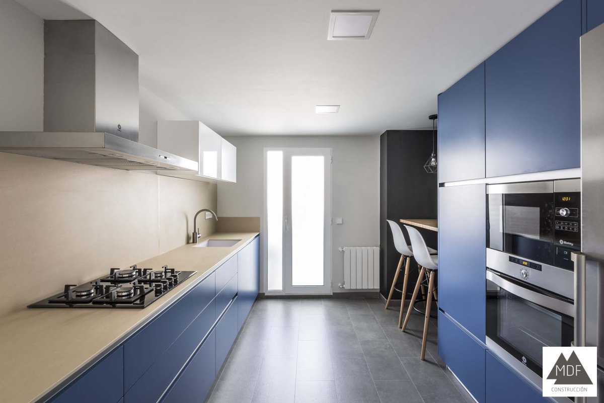 Кухня под потолок в студии