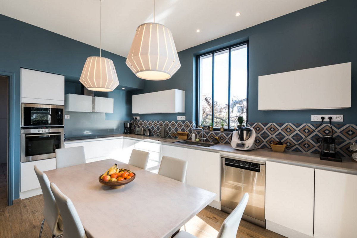 Современные кухни вдоль одной стены