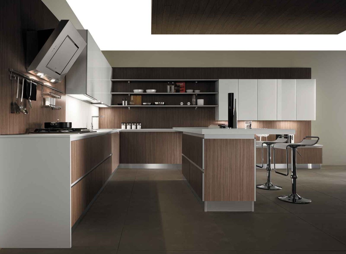 Угловая кухня с окном