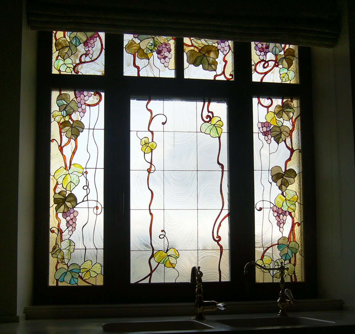 Занавеска из цветного стекла