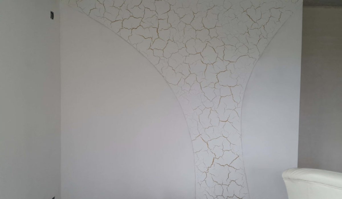 Обои под кракелюр в интерьере