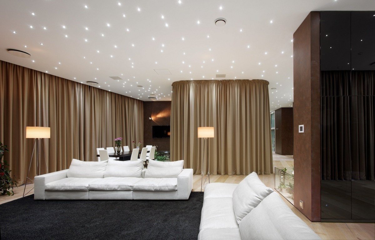 Точечные светильники в интерьере гостиной