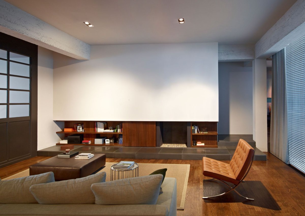 Светильники над диваном в гостиной