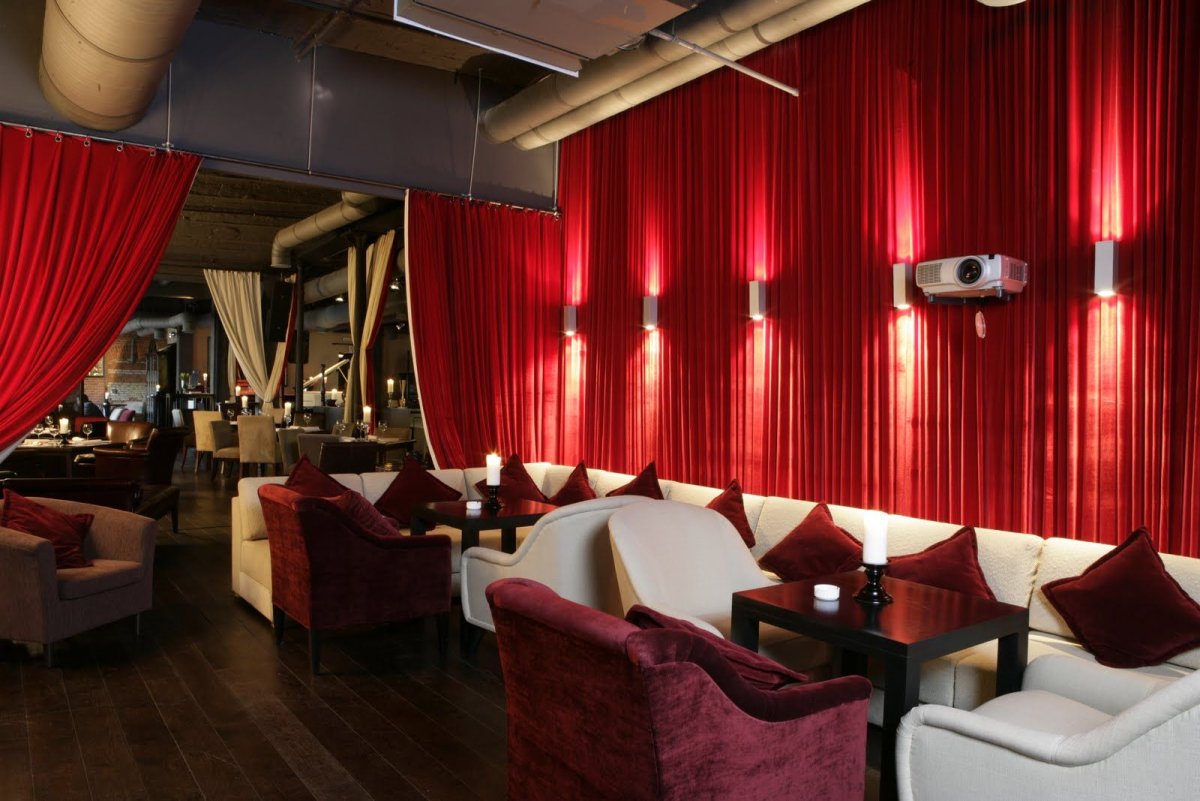 Ресторан в красных тонах