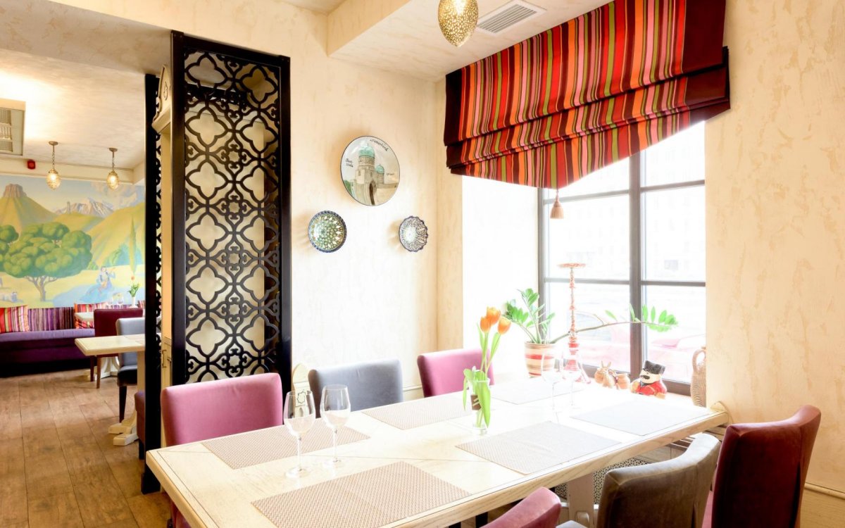 Римские шторы в ресторане