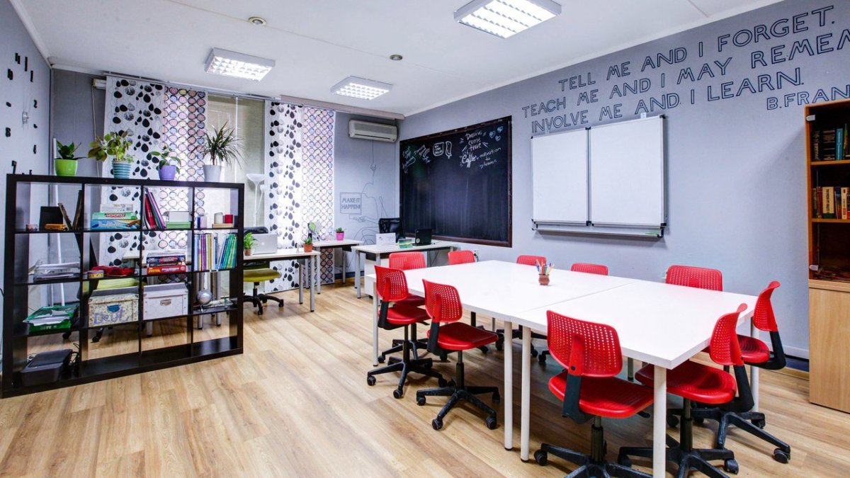 Интерьер вестибюля школы