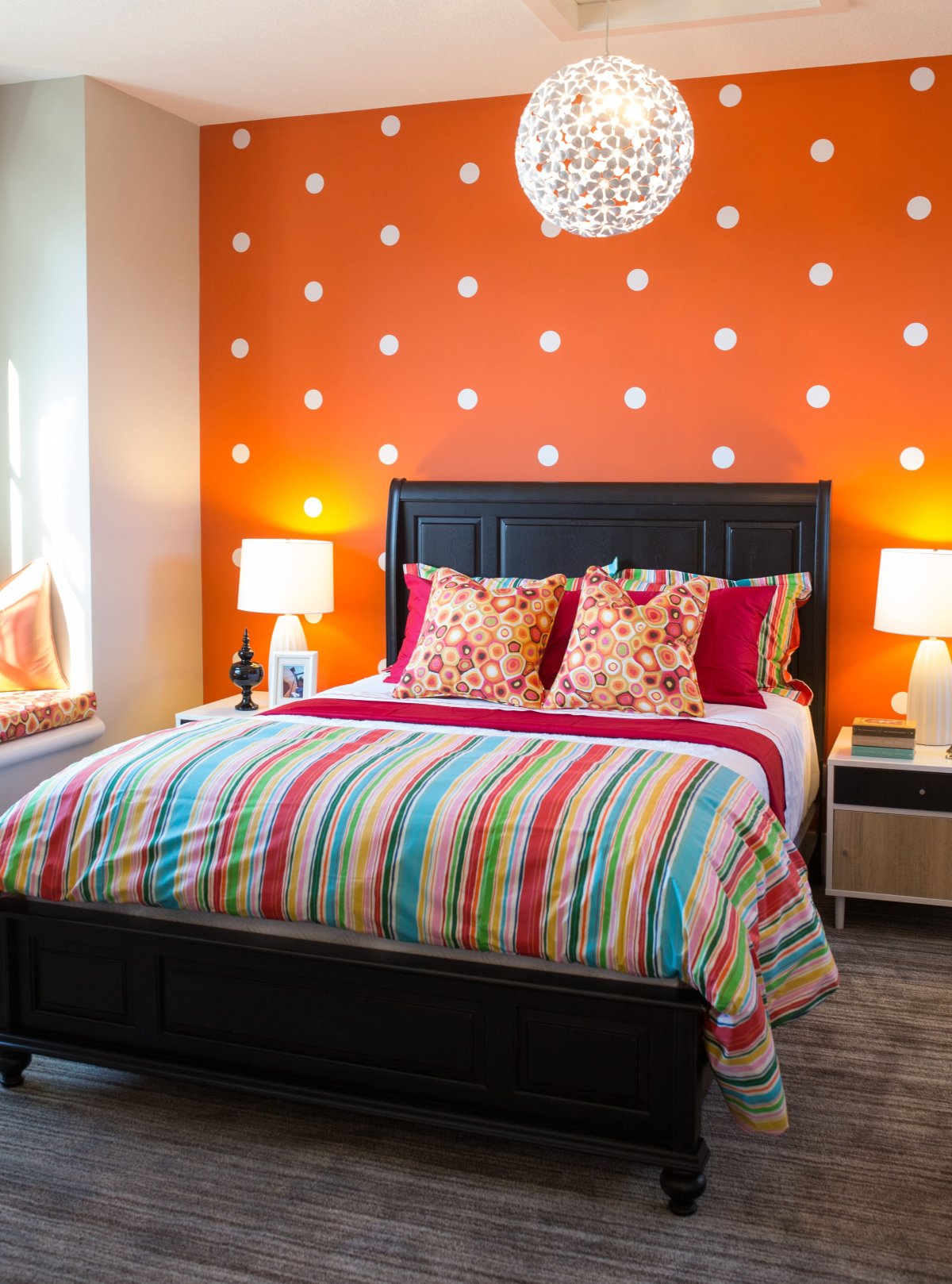 Оранжевые стены в спальне
