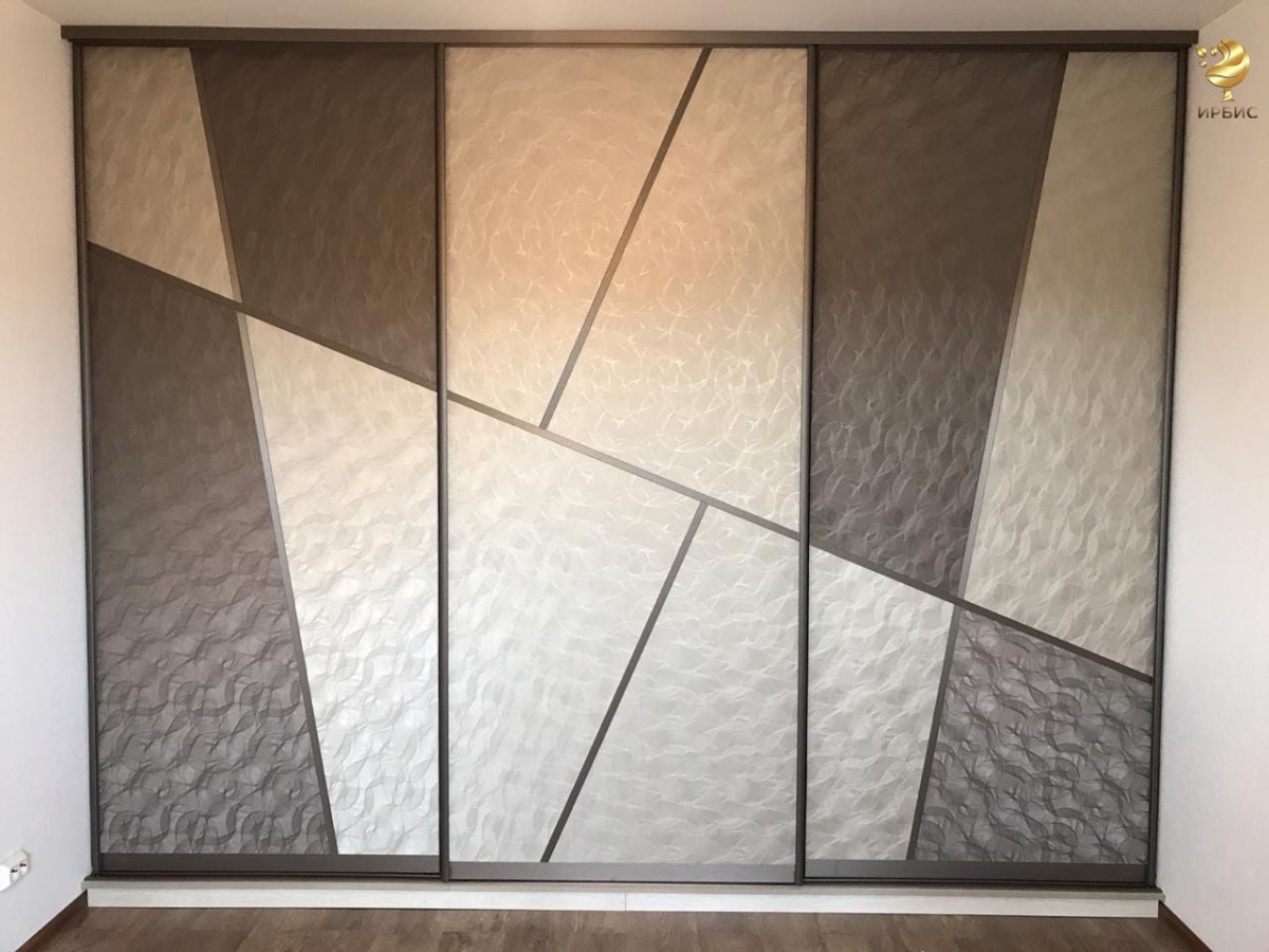 Желтый встроенный шкаф