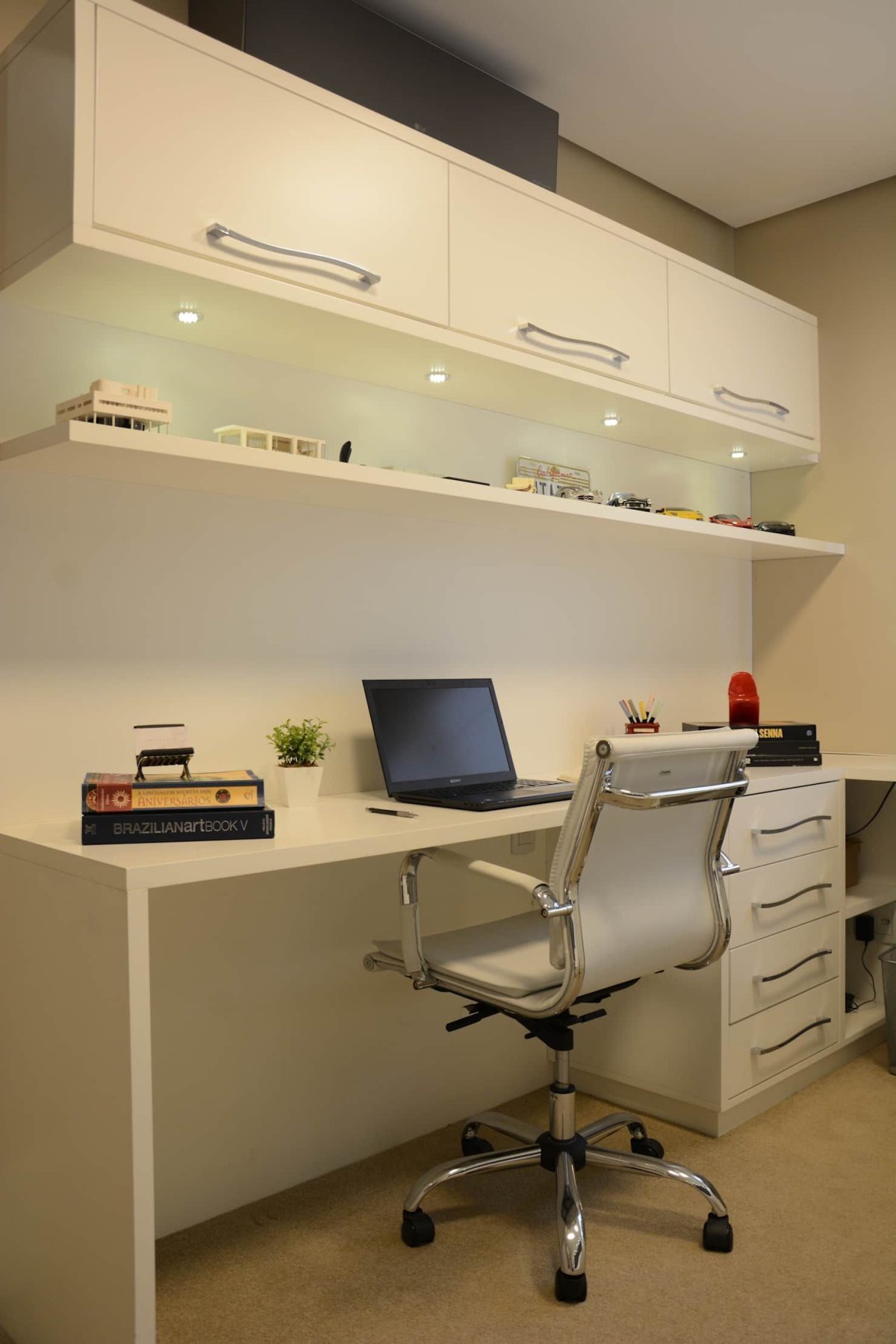 Желтые полки над столом