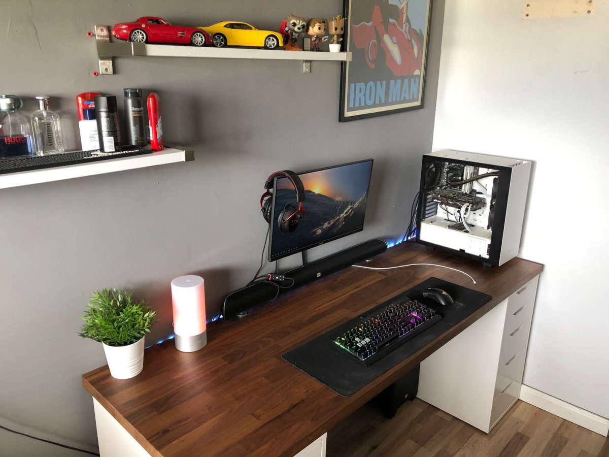 Полки над письменным столом