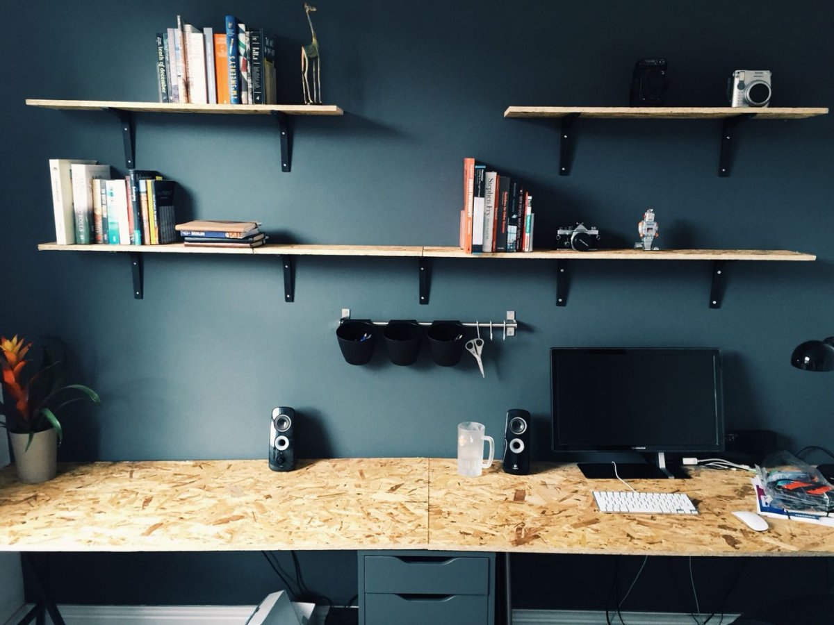 Полки над рабочим местом