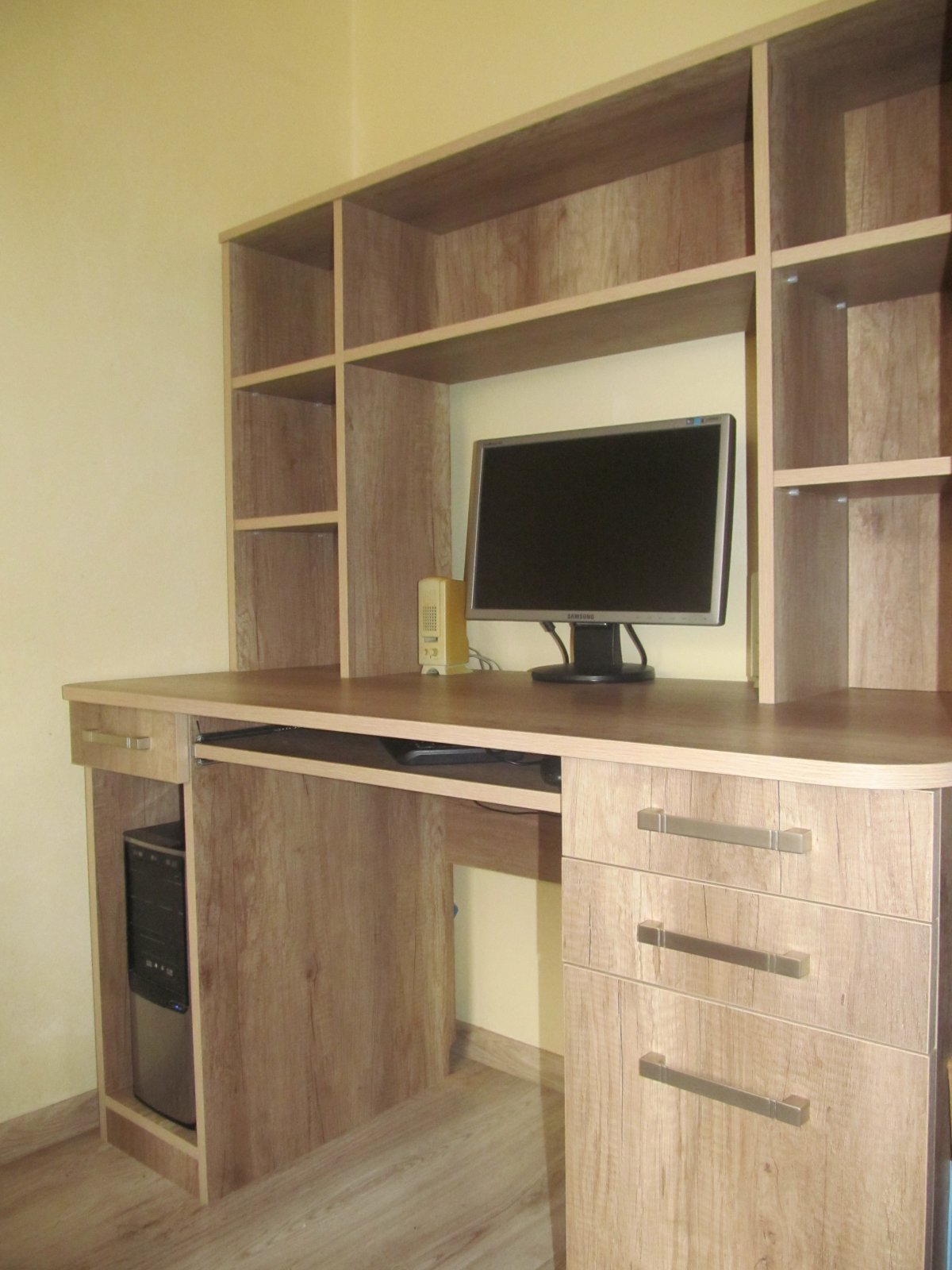 Полки над письменным столом