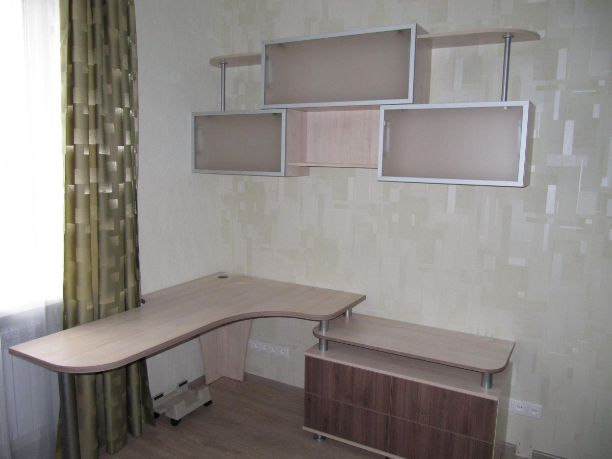 Полки над письменным столом