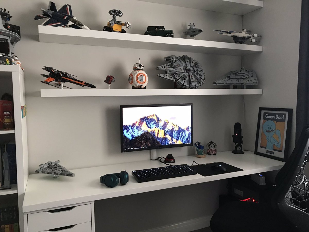 Полки над письменным столом